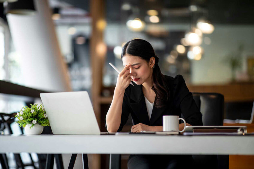 adult experiencing difficulty concentrating at work due to ADHD